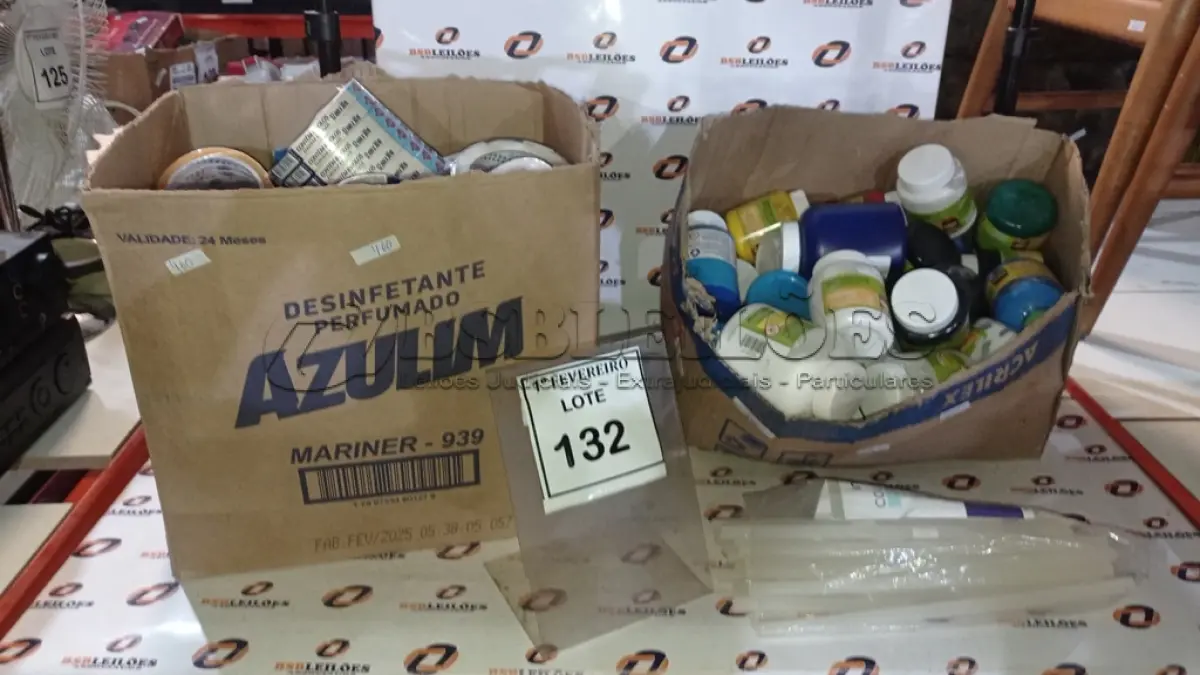 LOTE 132 - 01 LOTE COM GRANDE QUANTIDADE DE TINTAS GUACHE E FITAS ADESIVAS. (NO ESTADO) ATENÇÃO! FAZER A VISITAÇÃO ANTES DE ARREMATAR, NÃO SABEMOS SE FUNCIONA, LEILÃO NÃO TEM GARANTIA E NEM DEVOLUÇÃO, SUJEITO A POSSÍVEIS AVARIAS VISÍVEIS/OCULTAS E/OU AUSÊNCIA DE COMPONENTES.