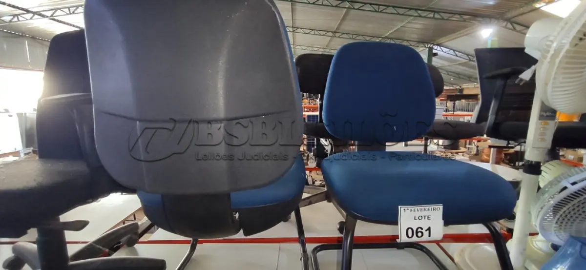 LOTE 061 - 02 CADEIRAS DE ESCRITÓRIO COM PÉS FIXOS NA COR AZUL. (NO ESTADO) ATENÇÃO! FAZER A VISITAÇÃO ANTES DE ARREMATAR, NÃO SABEMOS SE FUNCIONA, LEILÃO NÃO TEM GARANTIA E NEM DEVOLUÇÃO, SUJEITO A POSSÍVEIS AVARIAS VISÍVEIS/OCULTAS E/OU AUSÊNCIA DE COMPONENTES.