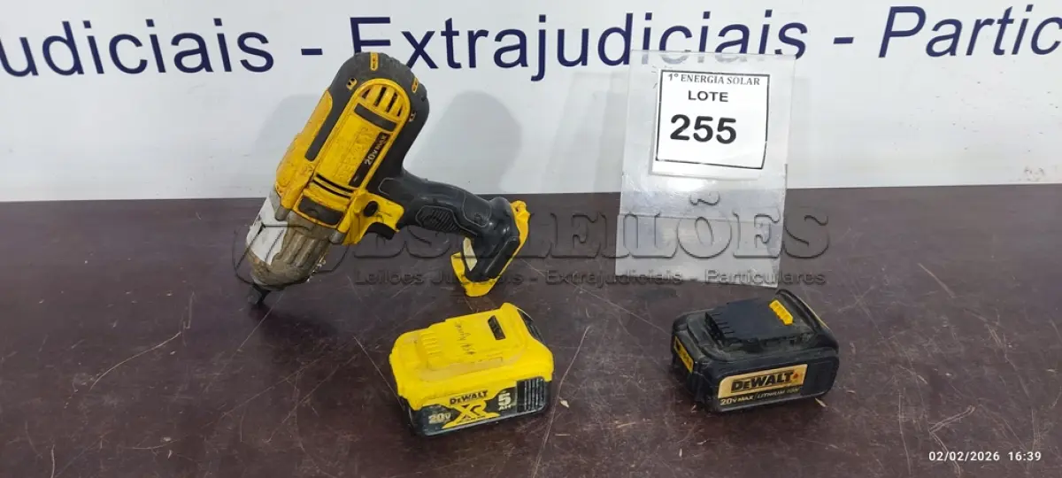 LOTE 255 - 01 CHAVE DE IMPACTO DEWALT 20V 5AH COM BATERIA RESERVA. (NO ESTADO) ATENÇÃO! FAZER A VISITAÇÃO ANTES DE ARREMATAR, NÃO SABEMOS SE FUNCIONA, LEILÃO NÃO TEM GARANTIA E NEM DEVOLUÇÃO, SUJEITO A POSSÍVEIS AVARIAS VISÍVEIS/OCULTAS E/OU AUSÊNCIA DE COMPONENTES.