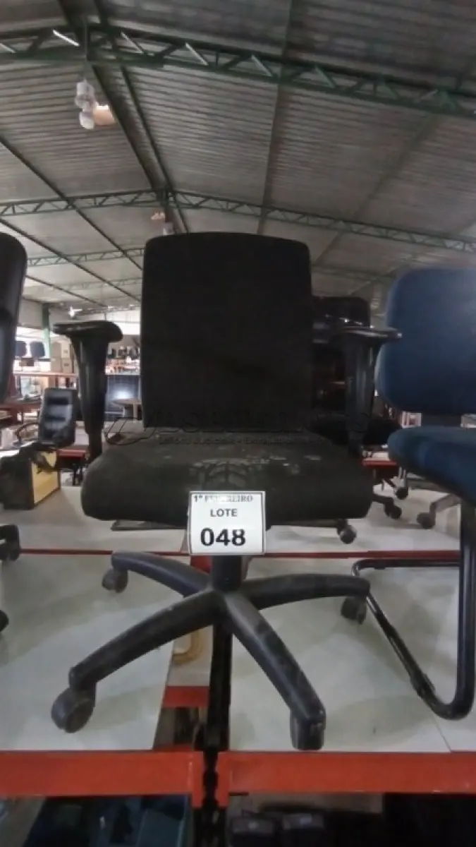 LOTE 048 - 01 CADEIRA DE ESCRITÓRIO GIRATÓRIA NA COR PRETA. (NO ESTADO) ATENÇÃO! FAZER A VISITAÇÃO ANTES DE ARREMATAR, NÃO SABEMOS SE FUNCIONA, LEILÃO NÃO TEM GARANTIA E NEM DEVOLUÇÃO, SUJEITO A POSSÍVEIS AVARIAS VISÍVEIS/OCULTAS E/OU AUSÊNCIA DE COMPONENTES.