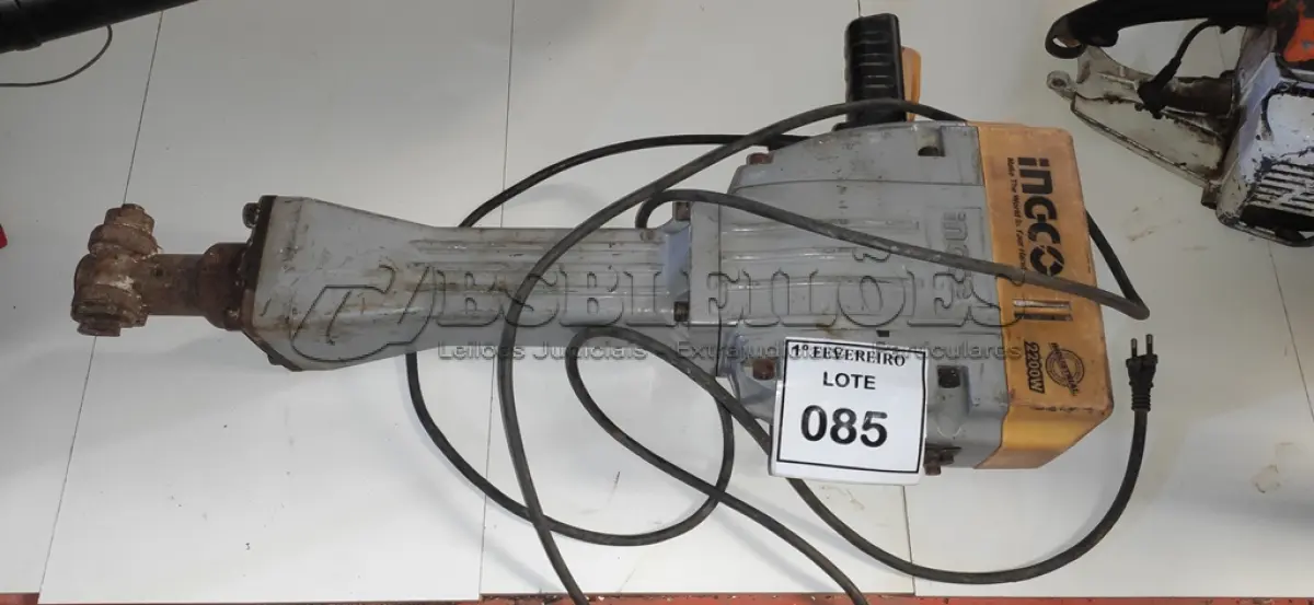 LOTE 085 - 01 MARTELO DEMOLIDOR 220V MARCA INECO. (NO ESTADO) ATENÇÃO! FAZER A VISITAÇÃO ANTES DE ARREMATAR, NÃO SABEMOS SE FUNCIONA, LEILÃO NÃO TEM GARANTIA E NEM DEVOLUÇÃO, SUJEITO A POSSÍVEIS AVARIAS VISÍVEIS/OCULTAS E/OU AUSÊNCIA DE COMPONENTES.