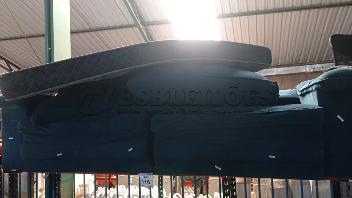 LOTE 116 - 01 COLCHÃO DE CASAL E 01 SOFÁ CAMA NA COR AZUL. (NO ESTADO) ATENÇÃO! FAZER A VISITAÇÃO ANTES DE ARREMATAR, NÃO SABEMOS SE FUNCIONA, LEILÃO NÃO TEM GARANTIA E NEM DEVOLUÇÃO, SUJEITO A POSSÍVEIS AVARIAS VISÍVEIS/OCULTAS E/OU AUSÊNCIA DE COMPONENTES.