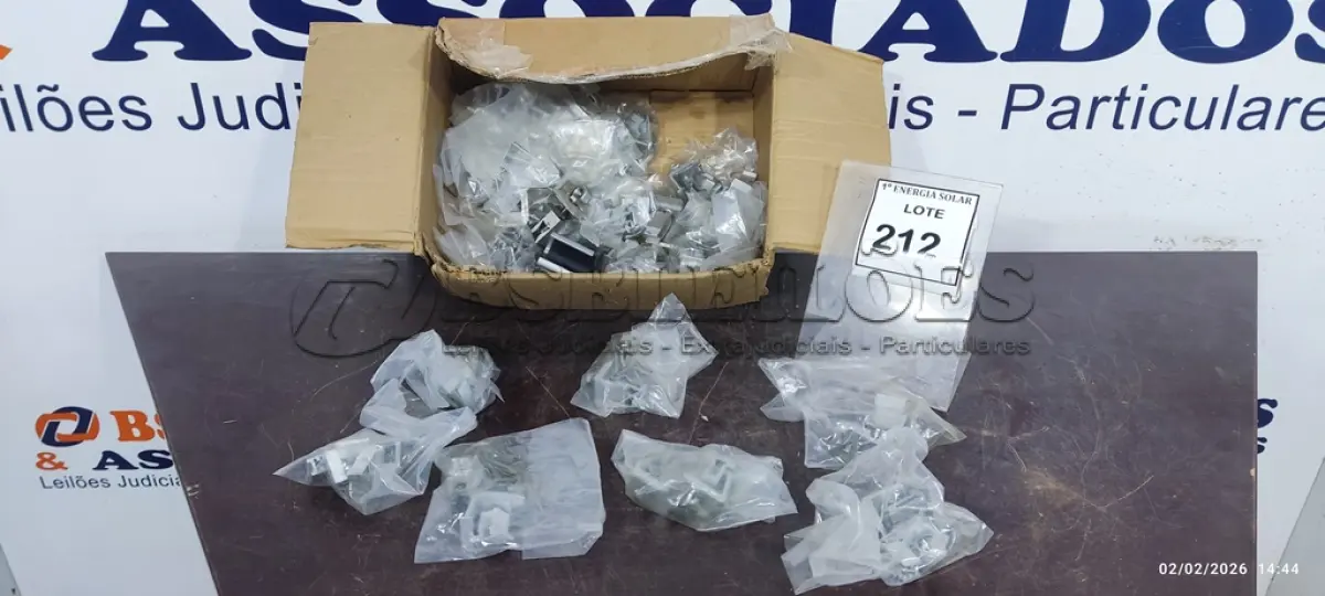 LOTE 212 - 01 CAIXA COM TERMINAL FINAL MODELO ANTIGO. (NO ESTADO) ATENÇÃO! FAZER A VISITAÇÃO ANTES DE ARREMATAR, NÃO SABEMOS SE FUNCIONA, LEILÃO NÃO TEM GARANTIA E NEM DEVOLUÇÃO, SUJEITO A POSSÍVEIS AVARIAS VISÍVEIS/OCULTAS E/OU AUSÊNCIA DE COMPONENTES.