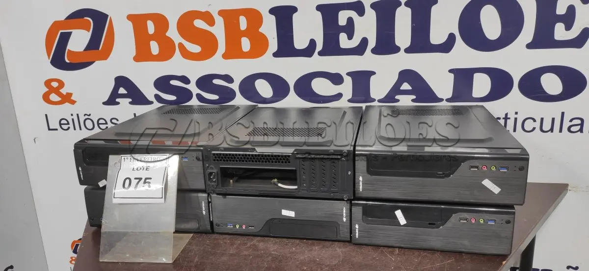 LOTE 075 - 06 GABINETES VAZIOS. (NO ESTADO) ATENÇÃO! FAZER A VISITAÇÃO ANTES DE ARREMATAR, NÃO SABEMOS SE FUNCIONA, LEILÃO NÃO TEM GARANTIA E NEM DEVOLUÇÃO, SUJEITO A POSSÍVEIS AVARIAS VISÍVEIS/OCULTAS E/OU AUSÊNCIA DE COMPONENTES.