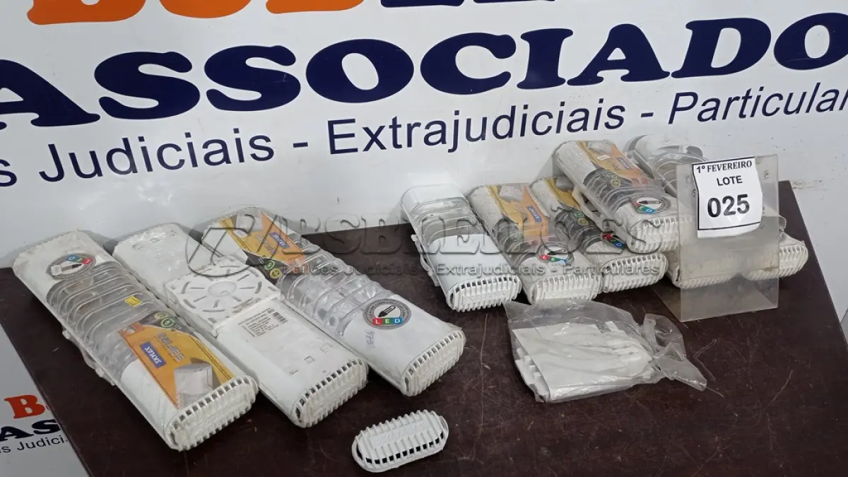 LOTE 025 - 01 LOTE COM 10 LUMINÁRIAS MARCA SKYLUX. (NO ESTADO) ATENÇÃO! FAZER A VISITAÇÃO ANTES DE ARREMATAR, NÃO SABEMOS SE FUNCIONA, LEILÃO NÃO TEM GARANTIA E NEM DEVOLUÇÃO, SUJEITO A POSSÍVEIS AVARIAS VISÍVEIS/OCULTAS E/OU AUSÊNCIA DE COMPONENTES.