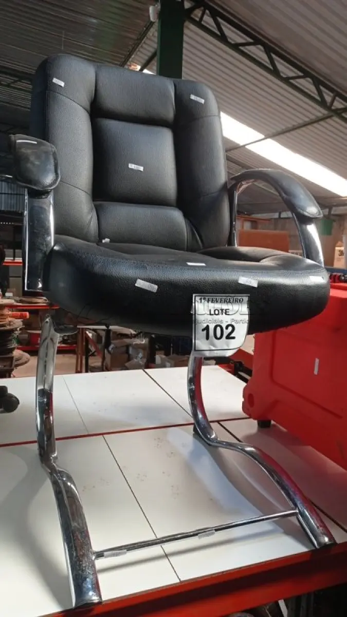 LOTE 102 - 01 CADEIRA DE ESCRITÓRIO NA COR PRETA COM BASE E BRAÇOS CROMADOS. (NO ESTADO) ATENÇÃO! FAZER A VISITAÇÃO ANTES DE ARREMATAR, NÃO SABEMOS SE FUNCIONA, LEILÃO NÃO TEM GARANTIA E NEM DEVOLUÇÃO, SUJEITO A POSSÍVEIS AVARIAS VISÍVEIS/OCULTAS E/OU AUSÊNCIA DE COMPONENTES.