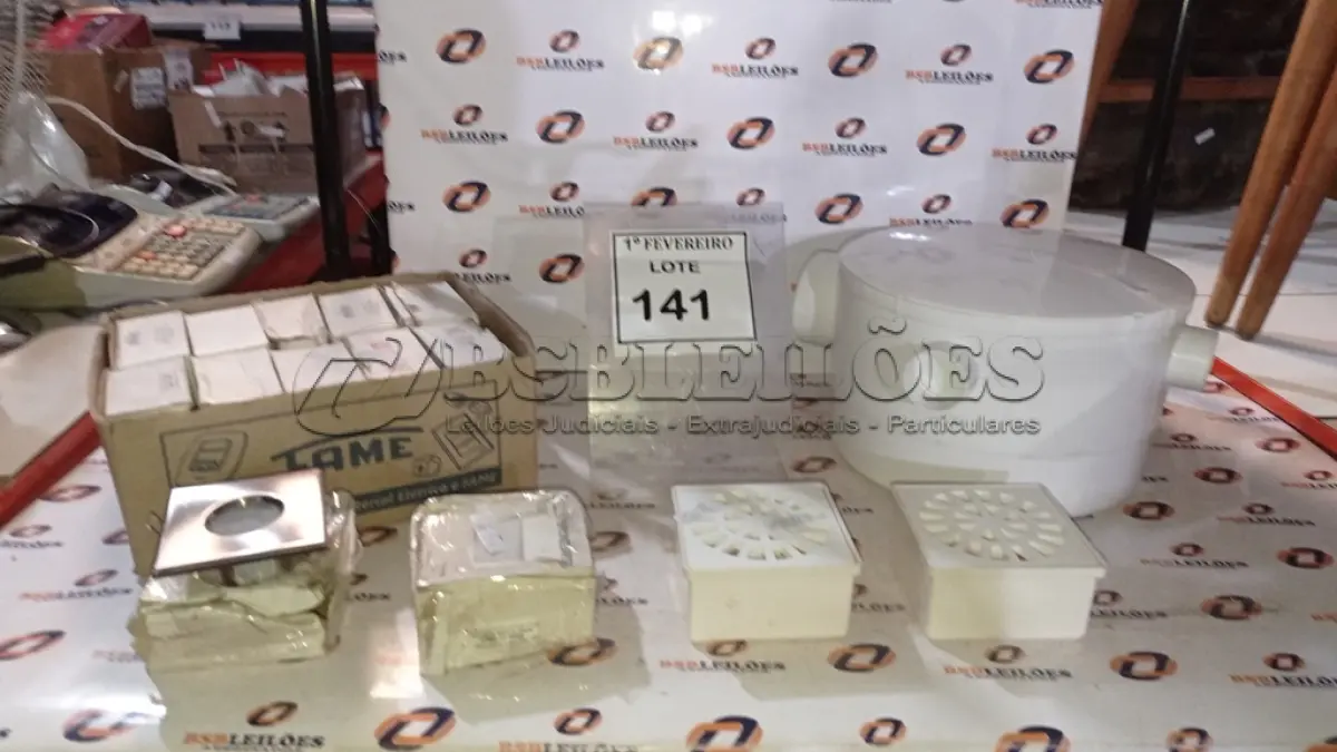 LOTE 141 - 01 CAIXA DE GORDURA, 02 RALOS DE PVC E 12 SPLOT DE EMBUTIR PARA LÂMPADAS DE SOQUETE MARCA BRONZEARTE. (NO ESTADO) ATENÇÃO! FAZER A VISITAÇÃO ANTES DE ARREMATAR, NÃO SABEMOS SE FUNCIONA, LEILÃO NÃO TEM GARANTIA E NEM DEVOLUÇÃO, SUJEITO A POSSÍVEIS AVARIAS VISÍVEIS/OCULTAS E/OU AUSÊNCIA DE COMPONENTES.