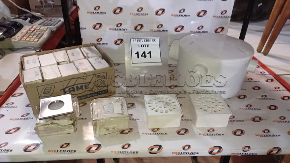 LOTE 141 - 01 CAIXA DE GORDURA, 02 RALOS DE PVC E 12 SPLOT DE EMBUTIR PARA LÂMPADAS DE SOQUETE MARCA BRONZEARTE. (NO ESTADO) ATENÇÃO! FAZER A VISITAÇÃO ANTES DE ARREMATAR, NÃO SABEMOS SE FUNCIONA, LEILÃO NÃO TEM GARANTIA E NEM DEVOLUÇÃO, SUJEITO A POSSÍVEIS AVARIAS VISÍVEIS/OCULTAS E/OU AUSÊNCIA DE COMPONENTES.