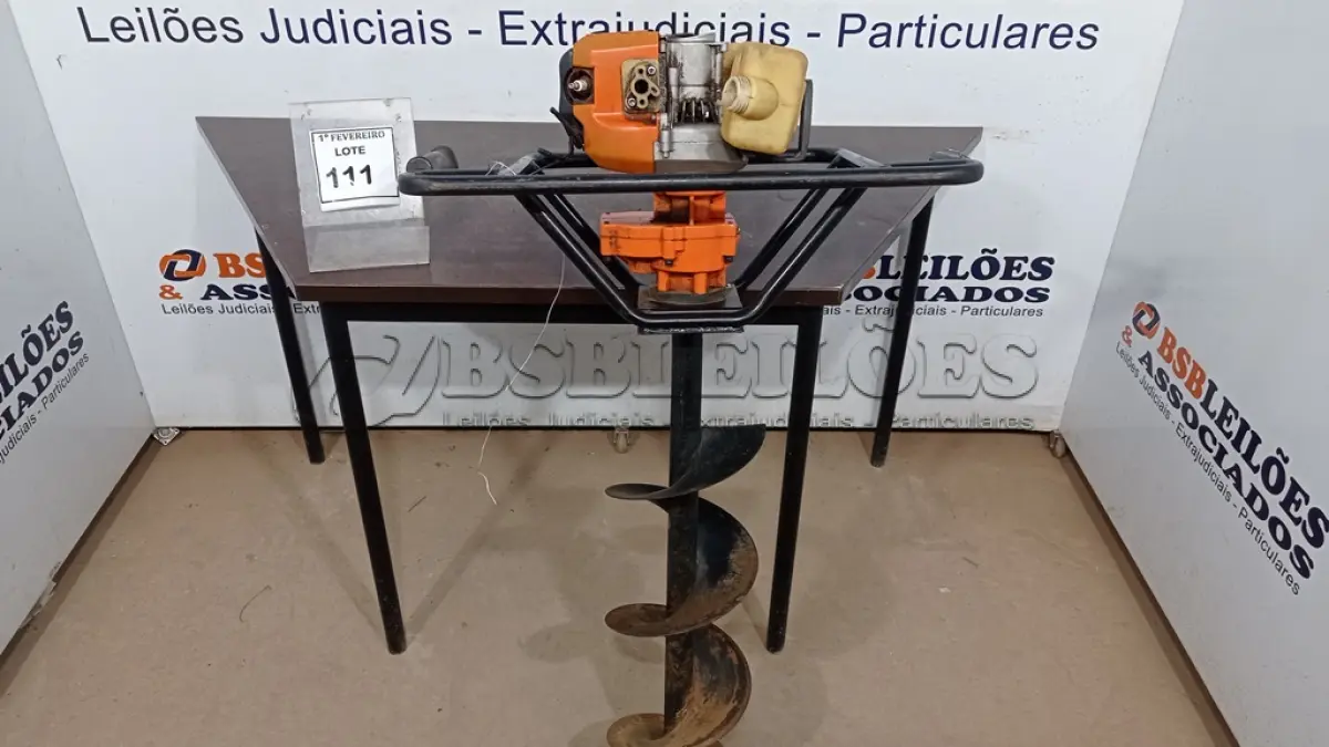 LOTE 111 - 01 MÁQUINA PERFURADORA DE SOLO A GASOLINA INCOMPLETA E 01 BROCA. (NO ESTADO) ATENÇÃO! FAZER A VISITAÇÃO ANTES DE ARREMATAR, NÃO SABEMOS SE FUNCIONA, LEILÃO NÃO TEM GARANTIA E NEM DEVOLUÇÃO, SUJEITO A POSSÍVEIS AVARIAS VISÍVEIS/OCULTAS E/OU AUSÊNCIA DE COMPONENTES.