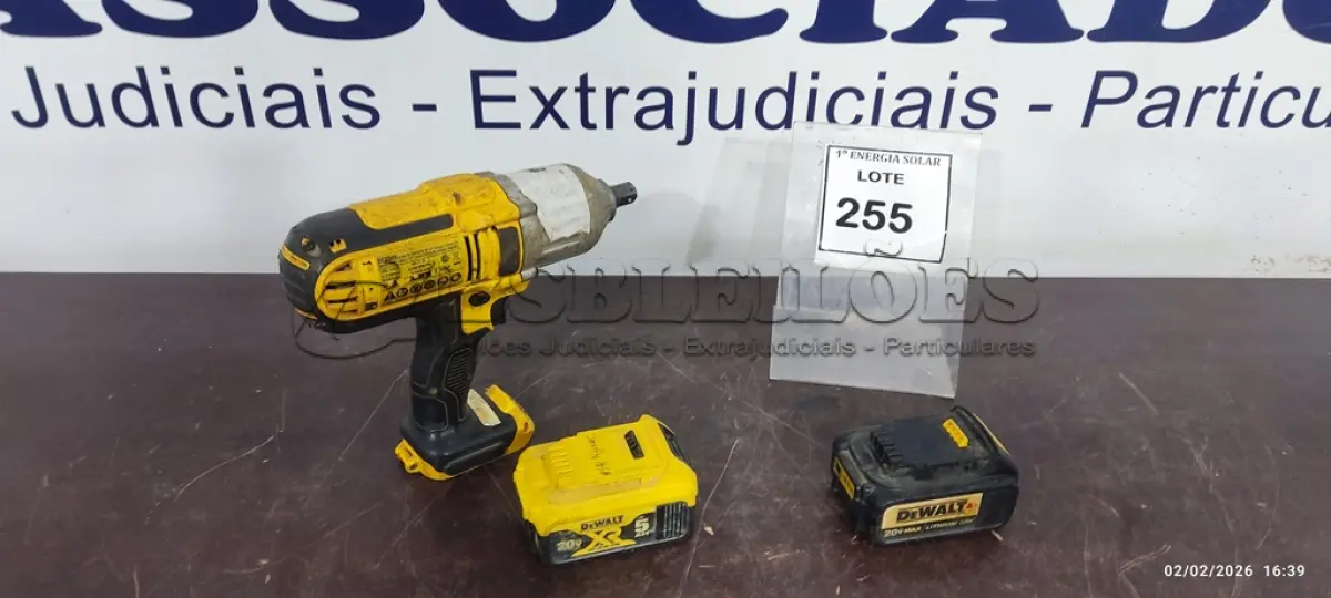 LOTE 255 - 01 CHAVE DE IMPACTO DEWALT 20V 5AH COM BATERIA RESERVA. (NO ESTADO) ATENÇÃO! FAZER A VISITAÇÃO ANTES DE ARREMATAR, NÃO SABEMOS SE FUNCIONA, LEILÃO NÃO TEM GARANTIA E NEM DEVOLUÇÃO, SUJEITO A POSSÍVEIS AVARIAS VISÍVEIS/OCULTAS E/OU AUSÊNCIA DE COMPONENTES.