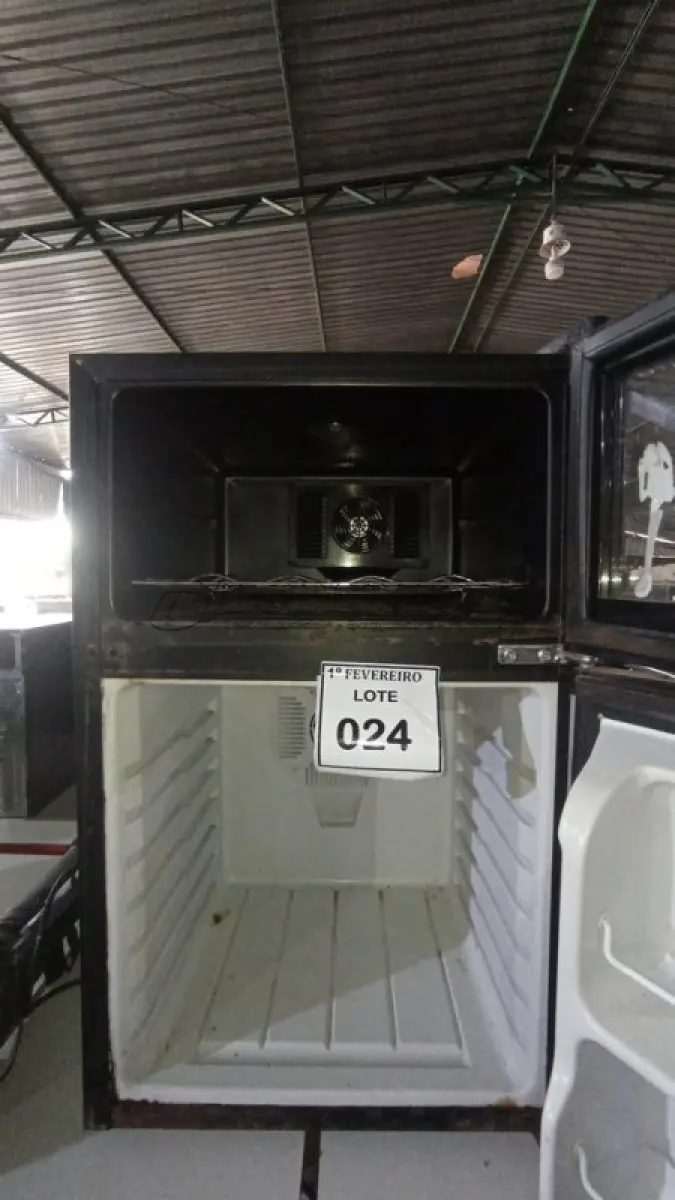 LOTE 024 - 01 FRIGOBAR 220V MARCA DYNASTY. (NO ESTADO) ATENÇÃO! FAZER A VISITAÇÃO ANTES DE ARREMATAR, NÃO SABEMOS SE FUNCIONA, LEILÃO NÃO TEM GARANTIA E NEM DEVOLUÇÃO, SUJEITO A POSSÍVEIS AVARIAS VISÍVEIS/OCULTAS E/OU AUSÊNCIA DE COMPONENTES.