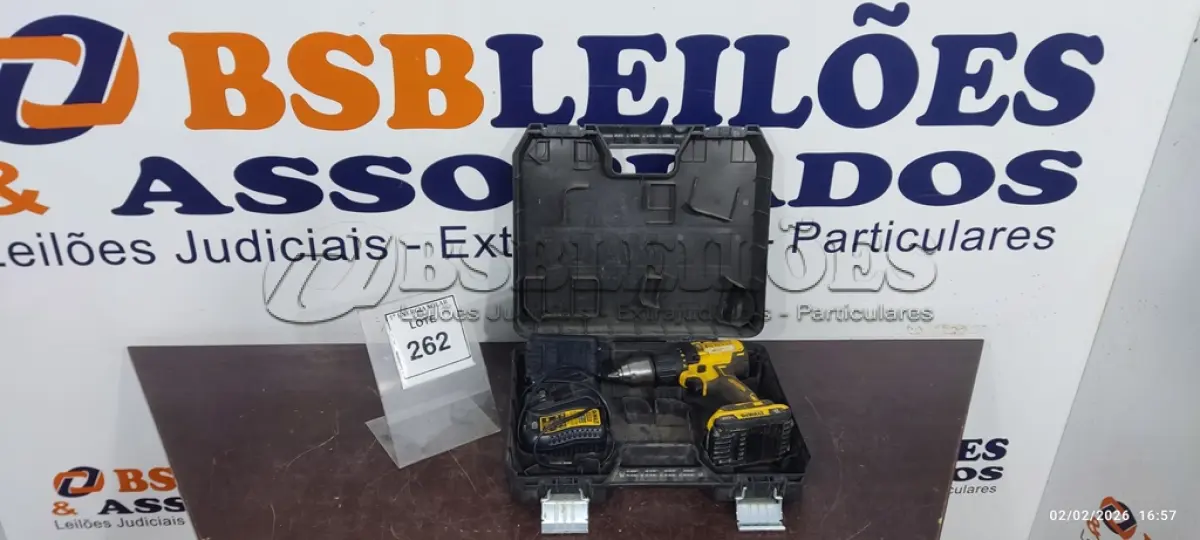 LOTE 262 - 01 PARAFUSADEIRA DEWALTER 20V 2AH NA MALETA COM 02 BATERIAS E CARREGADOR. (NO ESTADO) ATENÇÃO! FAZER A VISITAÇÃO ANTES DE ARREMATAR, NÃO SABEMOS SE FUNCIONA, LEILÃO NÃO TEM GARANTIA E NEM DEVOLUÇÃO, SUJEITO A POSSÍVEIS AVARIAS VISÍVEIS/OCULTAS E/OU AUSÊNCIA DE COMPONENTES.
