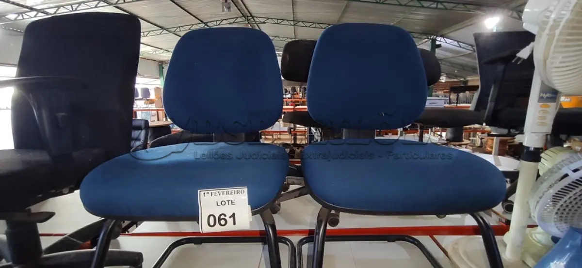 LOTE 061 - 02 CADEIRAS DE ESCRITÓRIO COM PÉS FIXOS NA COR AZUL. (NO ESTADO) ATENÇÃO! FAZER A VISITAÇÃO ANTES DE ARREMATAR, NÃO SABEMOS SE FUNCIONA, LEILÃO NÃO TEM GARANTIA E NEM DEVOLUÇÃO, SUJEITO A POSSÍVEIS AVARIAS VISÍVEIS/OCULTAS E/OU AUSÊNCIA DE COMPONENTES.