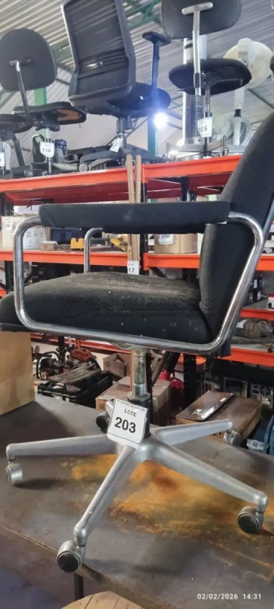 LOTE 203 - 01 CADEIRA GIRATÓRIA PARA ESCRITÓRIO. (NO ESTADO) ATENÇÃO! FAZER A VISITAÇÃO ANTES DE ARREMATAR, NÃO SABEMOS SE FUNCIONA, LEILÃO NÃO TEM GARANTIA E NEM DEVOLUÇÃO, SUJEITO A POSSÍVEIS AVARIAS VISÍVEIS/OCULTAS E/OU AUSÊNCIA DE COMPONENTES.