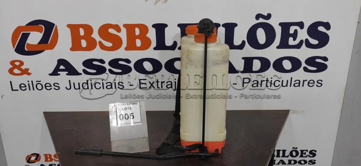 LOTE 005 - 01 BOMBA DE PULVERIZAÇÃO. (NO ESTADO) ATENÇÃO! FAZER A VISITAÇÃO ANTES DE ARREMATAR, NÃO SABEMOS SE FUNCIONA, LEILÃO NÃO TEM GARANTIA E NEM DEVOLUÇÃO, SUJEITO A POSSÍVEIS AVARIAS VISÍVEIS/OCULTAS E/OU AUSÊNCIA DE COMPONENTES.