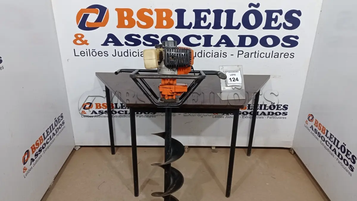 LOTE 124 - 01 MÁQUINA PERFURADORA DE SOLO A GASOLINA INCOMPLETA E 01 BROCA. (NO ESTADO) ATENÇÃO! FAZER A VISITAÇÃO ANTES DE ARREMATAR, NÃO SABEMOS SE FUNCIONA, LEILÃO NÃO TEM GARANTIA E NEM DEVOLUÇÃO, SUJEITO A POSSÍVEIS AVARIAS VISÍVEIS/OCULTAS E/OU AUSÊNCIA DE COMPONENTES.