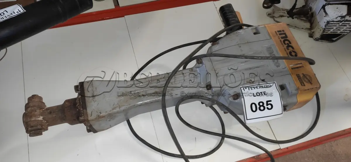 LOTE 085 - 01 MARTELO DEMOLIDOR 220V MARCA INECO. (NO ESTADO) ATENÇÃO! FAZER A VISITAÇÃO ANTES DE ARREMATAR, NÃO SABEMOS SE FUNCIONA, LEILÃO NÃO TEM GARANTIA E NEM DEVOLUÇÃO, SUJEITO A POSSÍVEIS AVARIAS VISÍVEIS/OCULTAS E/OU AUSÊNCIA DE COMPONENTES.