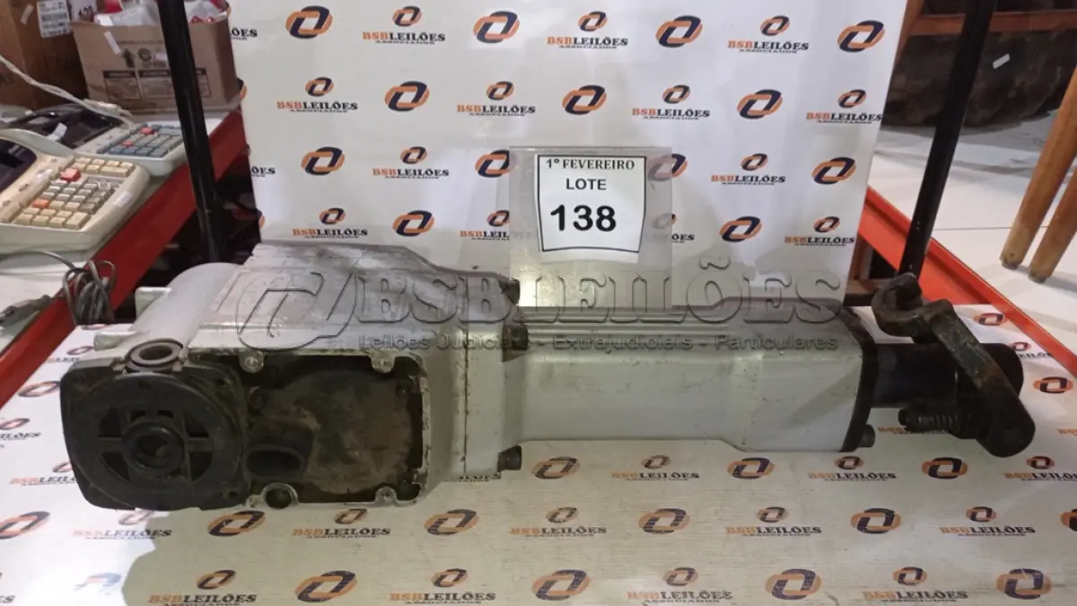 LOTE 138 - 01 MARTELO DEMOLIDOR 220V INCOMPLETO. (NO ESTADO) ATENÇÃO! FAZER A VISITAÇÃO ANTES DE ARREMATAR, NÃO SABEMOS SE FUNCIONA, LEILÃO NÃO TEM GARANTIA E NEM DEVOLUÇÃO, SUJEITO A POSSÍVEIS AVARIAS VISÍVEIS/OCULTAS E/OU AUSÊNCIA DE COMPONENTES.