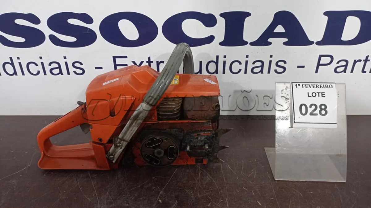 LOTE 028 - 01 MOTOSSERRA INCOMPLETA MODELO 272XP MARCA HUSQVARNA. (NO ESTADO) ATENÇÃO! FAZER A VISITAÇÃO ANTES DE ARREMATAR, NÃO SABEMOS SE FUNCIONA, LEILÃO NÃO TEM GARANTIA E NEM DEVOLUÇÃO, SUJEITO A POSSÍVEIS AVARIAS VISÍVEIS/OCULTAS E/OU AUSÊNCIA DE COMPONENTES.