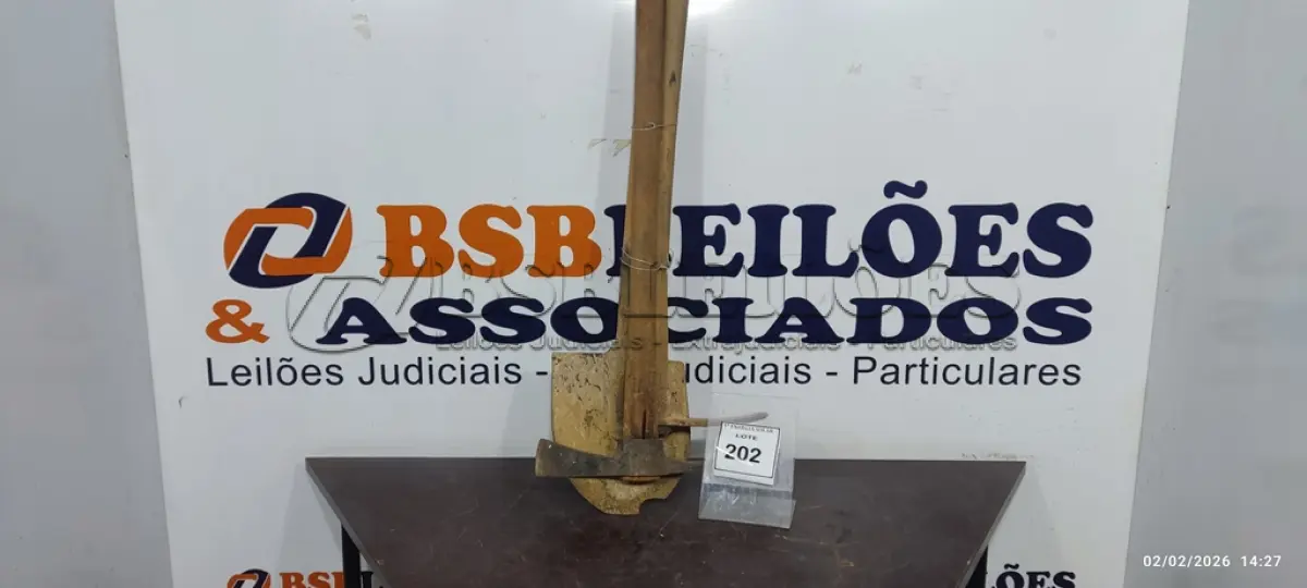 LOTE 202 - 01 CHIBANCA COM CABO, 01 ENXADÃO COM CABO E 01 PÁ COM CABO. (NO ESTADO) ATENÇÃO! FAZER A VISITAÇÃO ANTES DE ARREMATAR, NÃO SABEMOS SE FUNCIONA, LEILÃO NÃO TEM GARANTIA E NEM DEVOLUÇÃO, SUJEITO A POSSÍVEIS AVARIAS VISÍVEIS/OCULTAS E/OU AUSÊNCIA DE COMPONENTES.