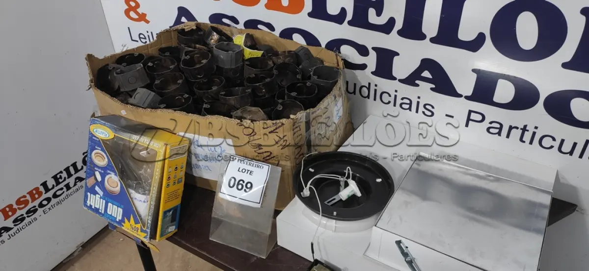 LOTE 069 - 03 LUMINÁRIAS DE EMBUTIR DE MODELOS DIVERSOS E 01 CAIXA COM GRANDE QUANTIDADE DE CAIXAS LUZ REDONDA DE METAL. (NO ESTADO) ATENÇÃO! FAZER A VISITAÇÃO ANTES DE ARREMATAR, NÃO SABEMOS SE FUNCIONA, LEILÃO NÃO TEM GARANTIA E NEM DEVOLUÇÃO, SUJEITO A POSSÍVEIS AVARIAS VISÍVEIS/OCULTAS E/OU AUSÊNCIA DE COMPONENTES.