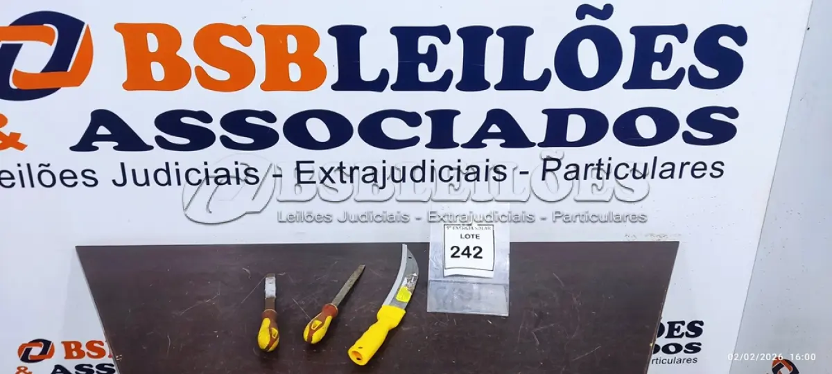 LOTE 242 - 01 LOTE COM 02 LIMAS CHATAS E 01 SERROTE PARA PODA 4 PONTEIROS. (NO ESTADO) ATENÇÃO! FAZER A VISITAÇÃO ANTES DE ARREMATAR, NÃO SABEMOS SE FUNCIONA, LEILÃO NÃO TEM GARANTIA E NEM DEVOLUÇÃO, SUJEITO A POSSÍVEIS AVARIAS VISÍVEIS/OCULTAS E/OU AUSÊNCIA DE COMPONENTES.
