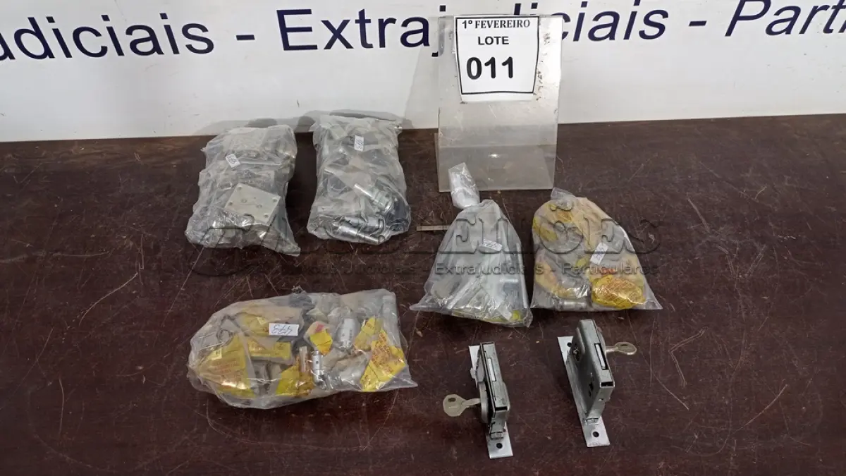 LOTE 011 - 01 LOTE COM GRANDE QUANTIDADE DE FECHADURAS DE MARCAS E MODELOS DIVERSOS. (NO ESTADO) ATENÇÃO! FAZER A VISITAÇÃO ANTES DE ARREMATAR, NÃO SABEMOS SE FUNCIONA, LEILÃO NÃO TEM GARANTIA E NEM DEVOLUÇÃO, SUJEITO A POSSÍVEIS AVARIAS VISÍVEIS/OCULTAS E/OU AUSÊNCIA DE COMPONENTES.