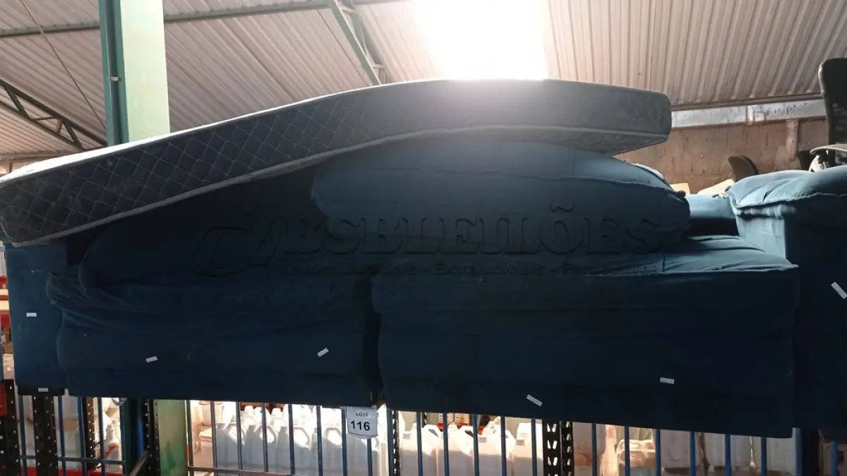 LOTE 116 - 01 COLCHÃO DE CASAL E 01 SOFÁ CAMA NA COR AZUL. (NO ESTADO) ATENÇÃO! FAZER A VISITAÇÃO ANTES DE ARREMATAR, NÃO SABEMOS SE FUNCIONA, LEILÃO NÃO TEM GARANTIA E NEM DEVOLUÇÃO, SUJEITO A POSSÍVEIS AVARIAS VISÍVEIS/OCULTAS E/OU AUSÊNCIA DE COMPONENTES.
