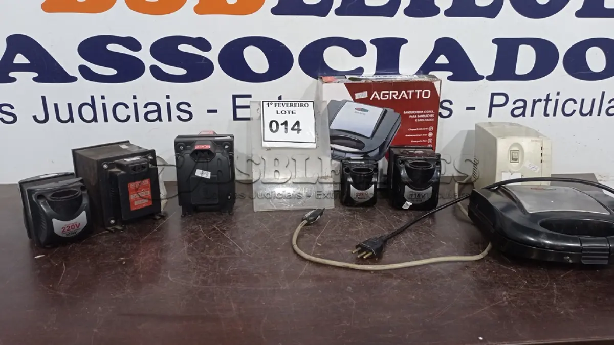 LOTE 014 - 05 TRANSFORMADORES, 01 ESTABILIZADOR DE 1.000 VA E 01 SANDUICHEIRA MARCA AGRATTO 220V. (NO ESTADO) ATENÇÃO! FAZER A VISITAÇÃO ANTES DE ARREMATAR, NÃO SABEMOS SE FUNCIONA, LEILÃO NÃO TEM GARANTIA E NEM DEVOLUÇÃO, SUJEITO A POSSÍVEIS AVARIAS VISÍVEIS/OCULTAS E/OU AUSÊNCIA DE COMPONENTES.