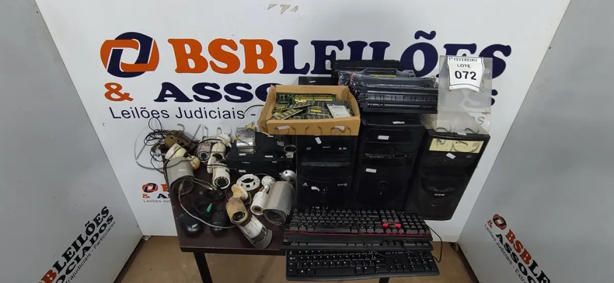LOTE 072 - 03 CPUS E 01 CAIXA COM TONNERS DE IMPRESSORAS, MÓDULOS DE MEMÓRIA RAM E MATERIAIS DE INFORMÁTICA DIVERSOS. (NO ESTADO) ATENÇÃO! FAZER A VISITAÇÃO ANTES DE ARREMATAR, NÃO SABEMOS SE FUNCIONA, LEILÃO NÃO TEM GARANTIA E NEM DEVOLUÇÃO, SUJEITO A POSSÍVEIS AVARIAS VISÍVEIS/OCULTAS E/OU AUSÊNCIA DE COMPONENTES.