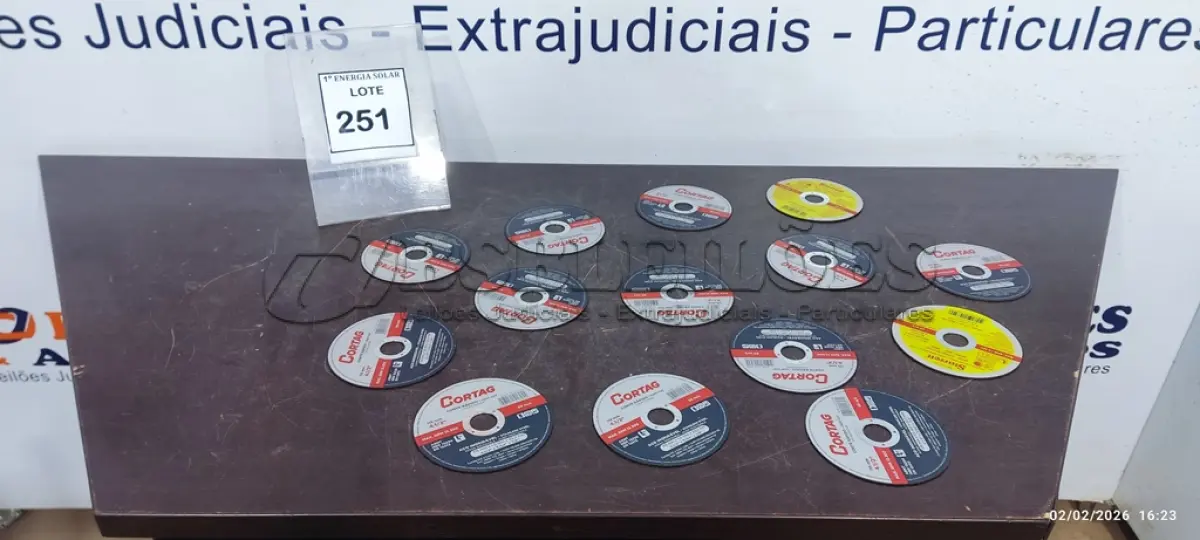 LOTE 251 - 12 DISCOS DE CORTE 115MM MARCA CORTAG PARA AÇO INOXIDÁVEL E 02 DISCOS DE CORTE 155MM PARA AÇO INOX MARCA STARRETT. (NO ESTADO) ATENÇÃO! FAZER A VISITAÇÃO ANTES DE ARREMATAR, NÃO SABEMOS SE FUNCIONA, LEILÃO NÃO TEM GARANTIA E NEM DEVOLUÇÃO, SUJEITO A POSSÍVEIS AVARIAS VISÍVEIS/OCULTAS E/OU AUSÊNCIA DE COMPONENTES.