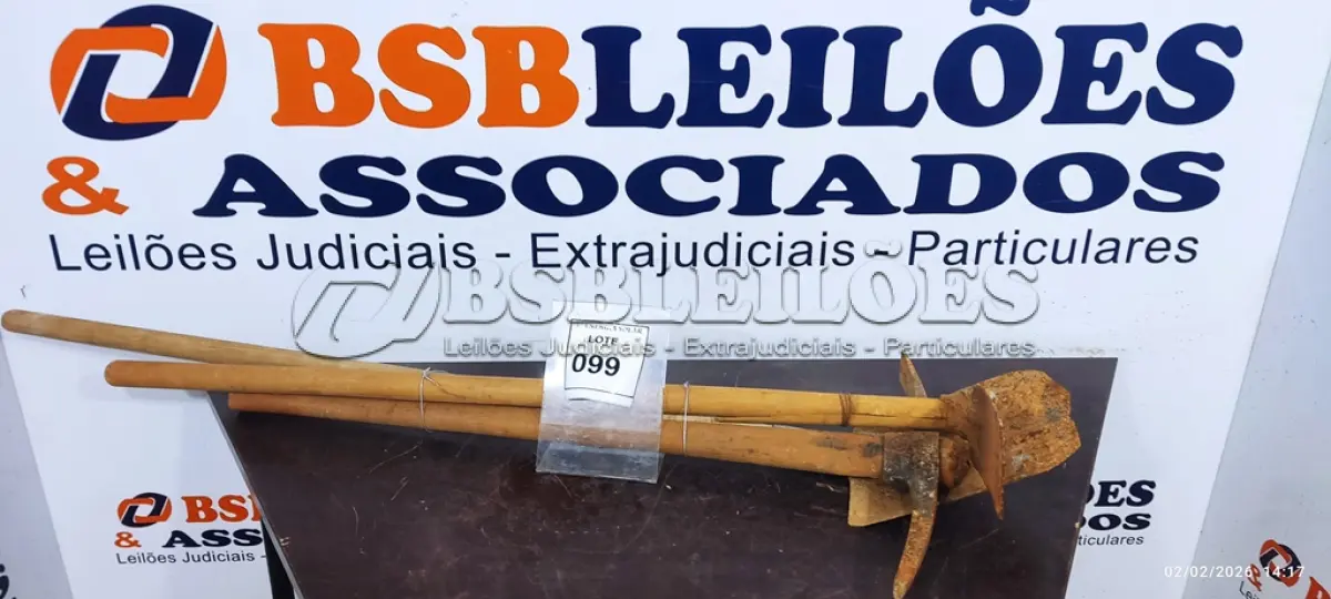 LOTE 099 - 01 PICARETA COM CABO, 01 ENCHA DECO COM CABO E 01 PÁ COM CABO. (NO ESTADO) ATENÇÃO! FAZER A VISITAÇÃO ANTES DE ARREMATAR, NÃO SABEMOS SE FUNCIONA, LEILÃO NÃO TEM GARANTIA E NEM DEVOLUÇÃO, SUJEITO A POSSÍVEIS AVARIAS VISÍVEIS/OCULTAS E/OU AUSÊNCIA DE COMPONENTES.