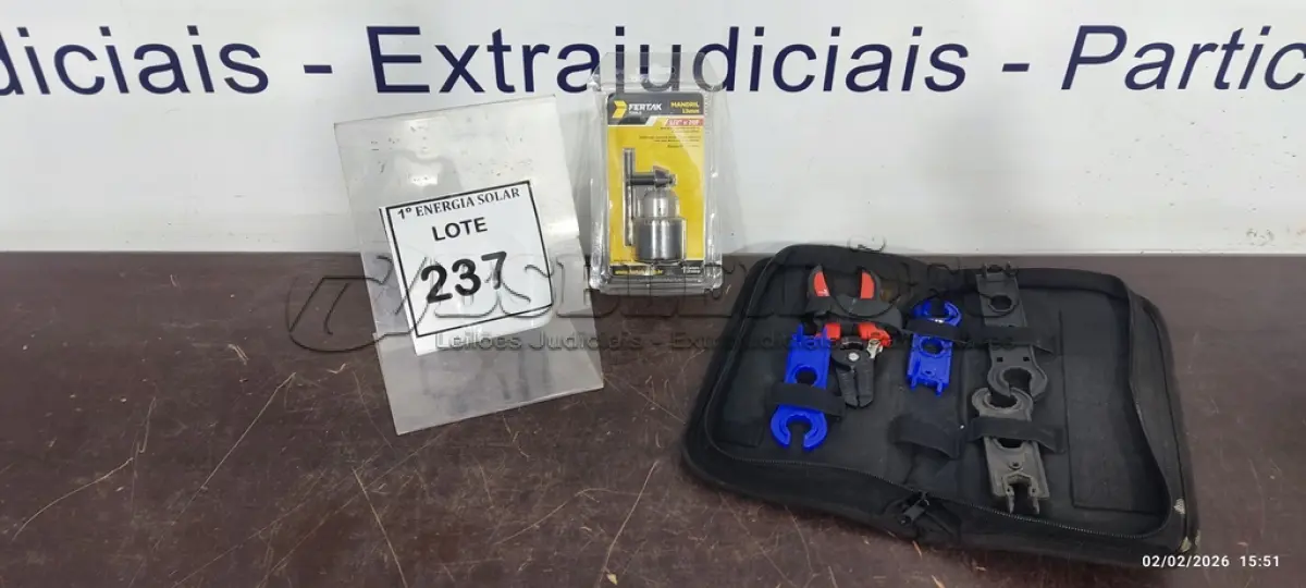 LOTE 237 - 01 LOTE DE FERRAMENTAS DE CRIMPAGEM E 01MANDRIL 13MM.  (NO ESTADO) ATENÇÃO! FAZER A VISITAÇÃO ANTES DE ARREMATAR, NÃO SABEMOS SE FUNCIONA, LEILÃO NÃO TEM GARANTIA E NEM DEVOLUÇÃO, SUJEITO A POSSÍVEIS AVARIAS VISÍVEIS/OCULTAS E/OU AUSÊNCIA DE COMPONENTES.