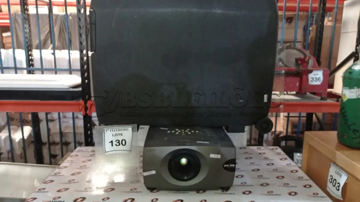 LOTE 130 - 01 MALA RÍGIDA COM RODAS NA COR PRETA E 01 PROJETOR MARCA PRÓXIMA. (NO ESTADO) ATENÇÃO! FAZER A VISITAÇÃO ANTES DE ARREMATAR, NÃO SABEMOS SE FUNCIONA, LEILÃO NÃO TEM GARANTIA E NEM DEVOLUÇÃO, SUJEITO A POSSÍVEIS AVARIAS VISÍVEIS/OCULTAS E/OU AUSÊNCIA DE COMPONENTES.