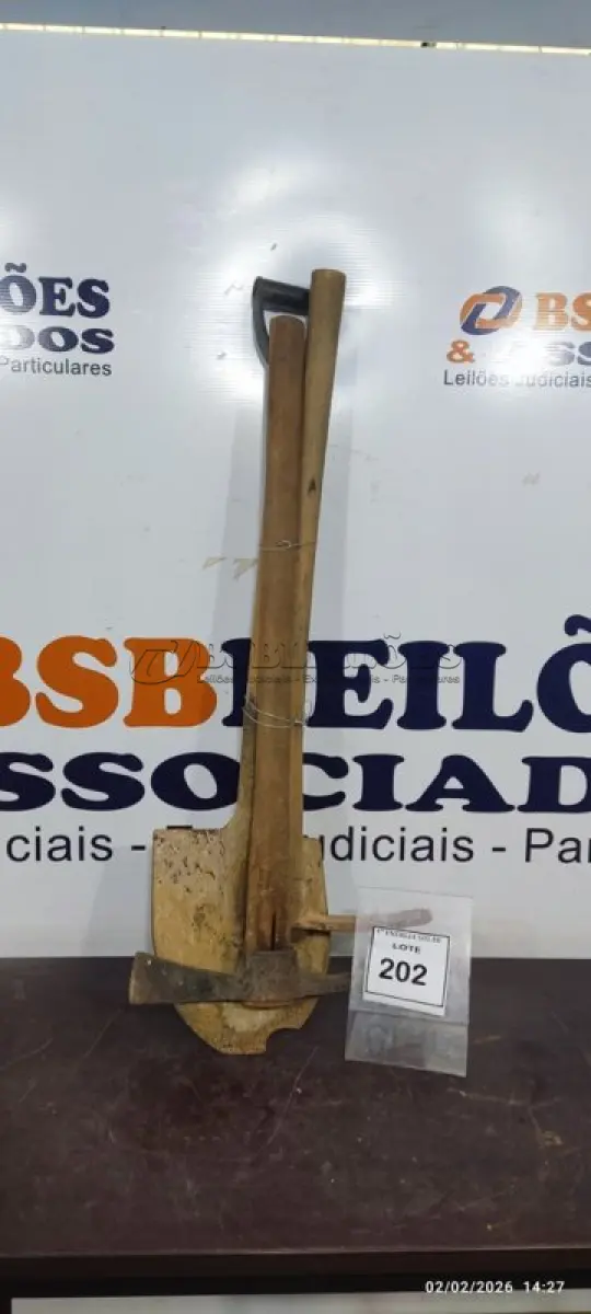 LOTE 202 - 01 CHIBANCA COM CABO, 01 ENXADÃO COM CABO E 01 PÁ COM CABO. (NO ESTADO) ATENÇÃO! FAZER A VISITAÇÃO ANTES DE ARREMATAR, NÃO SABEMOS SE FUNCIONA, LEILÃO NÃO TEM GARANTIA E NEM DEVOLUÇÃO, SUJEITO A POSSÍVEIS AVARIAS VISÍVEIS/OCULTAS E/OU AUSÊNCIA DE COMPONENTES.