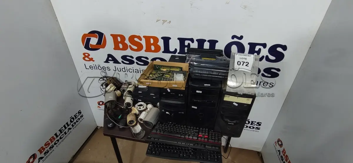 LOTE 072 - 03 CPUS E 01 CAIXA COM TONNERS DE IMPRESSORAS, MÓDULOS DE MEMÓRIA RAM E MATERIAIS DE INFORMÁTICA DIVERSOS. (NO ESTADO) ATENÇÃO! FAZER A VISITAÇÃO ANTES DE ARREMATAR, NÃO SABEMOS SE FUNCIONA, LEILÃO NÃO TEM GARANTIA E NEM DEVOLUÇÃO, SUJEITO A POSSÍVEIS AVARIAS VISÍVEIS/OCULTAS E/OU AUSÊNCIA DE COMPONENTES.