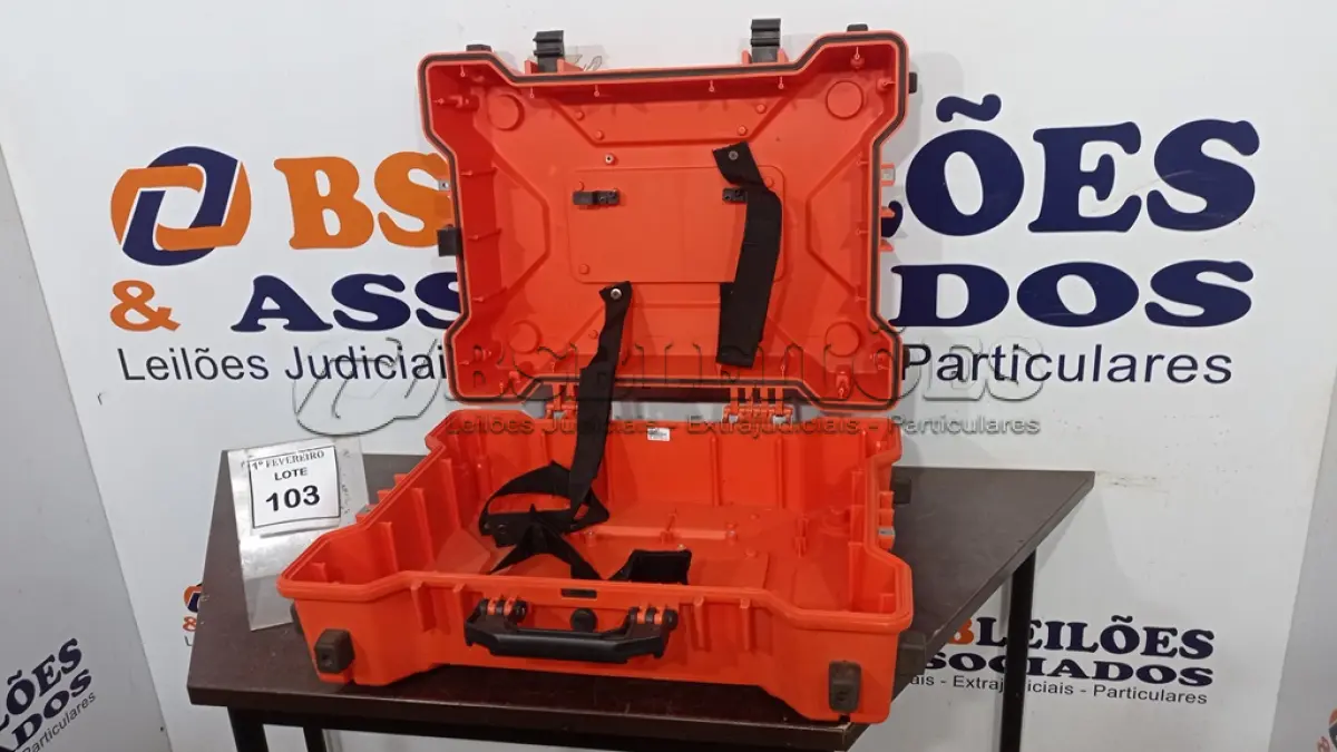 LOTE 103 - 01 CASE NA COR LARANJA. (NO ESTADO) ATENÇÃO! FAZER A VISITAÇÃO ANTES DE ARREMATAR, NÃO SABEMOS SE FUNCIONA, LEILÃO NÃO TEM GARANTIA E NEM DEVOLUÇÃO, SUJEITO A POSSÍVEIS AVARIAS VISÍVEIS/OCULTAS E/OU AUSÊNCIA DE COMPONENTES.