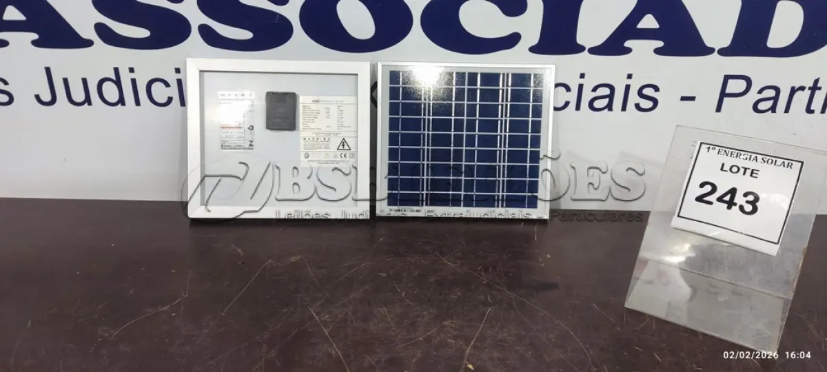 LOTE 243 - 02 PAINÉIS FOTOVOLTAICOS PEQUENOS. (NO ESTADO) ATENÇÃO! FAZER A VISITAÇÃO ANTES DE ARREMATAR, NÃO SABEMOS SE FUNCIONA, LEILÃO NÃO TEM GARANTIA E NEM DEVOLUÇÃO, SUJEITO A POSSÍVEIS AVARIAS VISÍVEIS/OCULTAS E/OU AUSÊNCIA DE COMPONENTES.