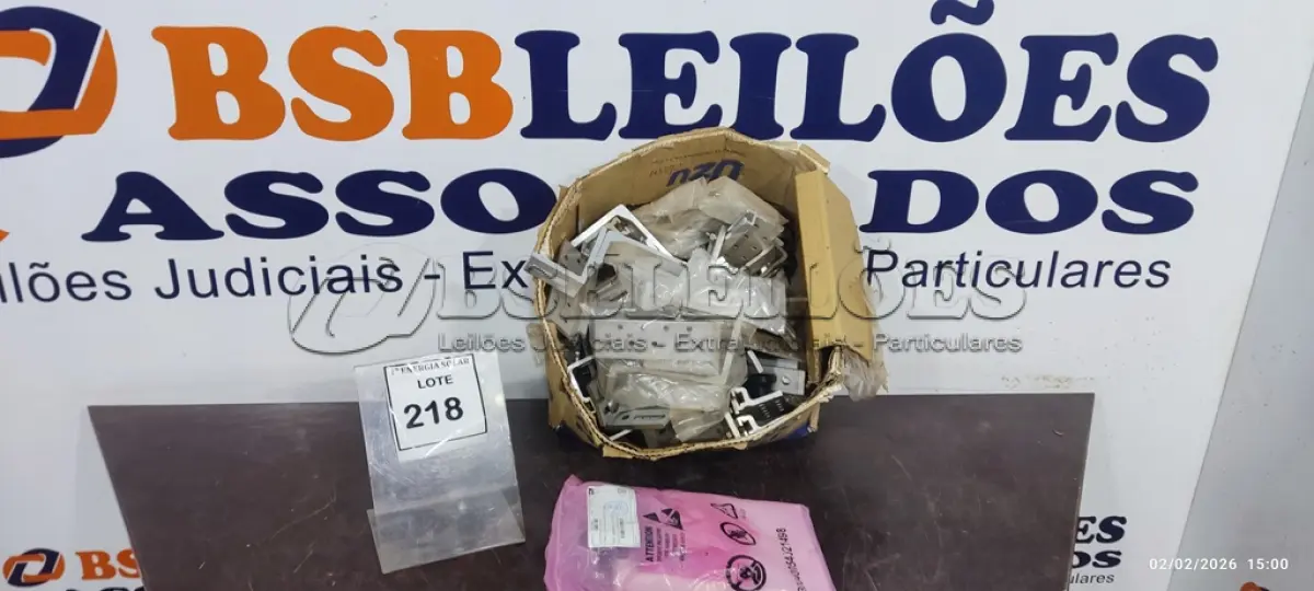 LOTE 218 - 01 CAIXA COM GANCHO PARA SUPORTE PARA PAINEL SOLAR TELHA DE CERÂMICA. (NO ESTADO) ATENÇÃO! FAZER A VISITAÇÃO ANTES DE ARREMATAR, NÃO SABEMOS SE FUNCIONA, LEILÃO NÃO TEM GARANTIA E NEM DEVOLUÇÃO, SUJEITO A POSSÍVEIS AVARIAS VISÍVEIS/OCULTAS E/OU AUSÊNCIA DE COMPONENTES.