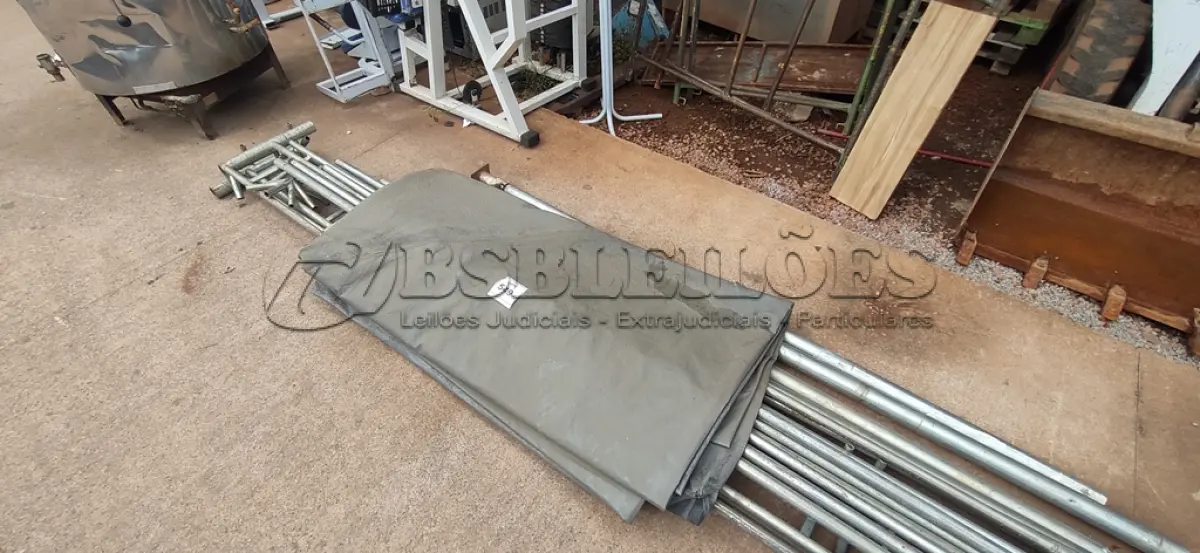 LOTE 549 - 01 TENDA 6X6. (NO ESTADO) ATENÇÃO! FAZER A VISITAÇÃO ANTES DE ARREMATAR, NÃO SABEMOS SE FUNCIONA, LEILÃO NÃO TEM GARANTIA E NEM DEVOLUÇÃO, SUJEITO A POSSÍVEIS AVARIAS VISÍVEIS/OCULTAS
