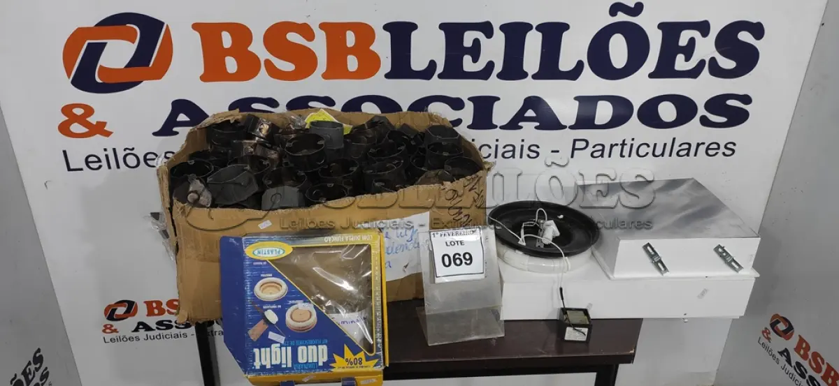 LOTE 069 - 03 LUMINÁRIAS DE EMBUTIR DE MODELOS DIVERSOS E 01 CAIXA COM GRANDE QUANTIDADE DE CAIXAS LUZ REDONDA DE METAL. (NO ESTADO) ATENÇÃO! FAZER A VISITAÇÃO ANTES DE ARREMATAR, NÃO SABEMOS SE FUNCIONA, LEILÃO NÃO TEM GARANTIA E NEM DEVOLUÇÃO, SUJEITO A POSSÍVEIS AVARIAS VISÍVEIS/OCULTAS E/OU AUSÊNCIA DE COMPONENTES.