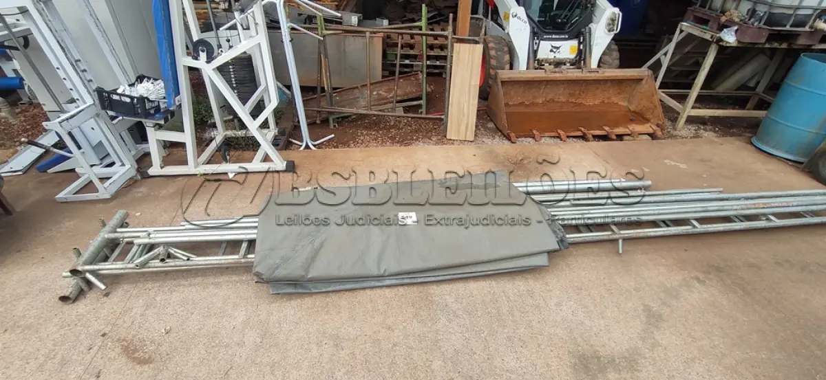 LOTE 549 - 01 TENDA 6X6. (NO ESTADO) ATENÇÃO! FAZER A VISITAÇÃO ANTES DE ARREMATAR, NÃO SABEMOS SE FUNCIONA, LEILÃO NÃO TEM GARANTIA E NEM DEVOLUÇÃO, SUJEITO A POSSÍVEIS AVARIAS VISÍVEIS/OCULTAS