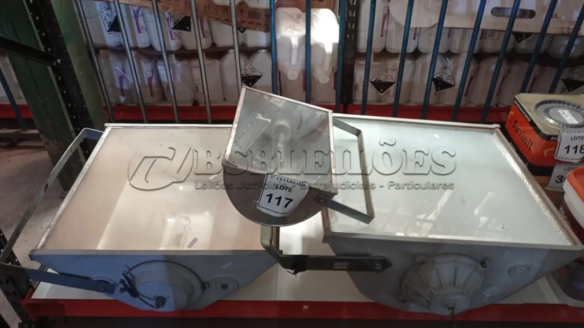LOTE 117 - 03 REFLETORES DE TAMANHOS DIVERSOS. (NO ESTADO) ATENÇÃO! FAZER A VISITAÇÃO ANTES DE ARREMATAR, NÃO SABEMOS SE FUNCIONA, LEILÃO NÃO TEM GARANTIA E NEM DEVOLUÇÃO, SUJEITO A POSSÍVEIS AVARIAS VISÍVEIS/OCULTAS E/OU AUSÊNCIA DE COMPONENTES.