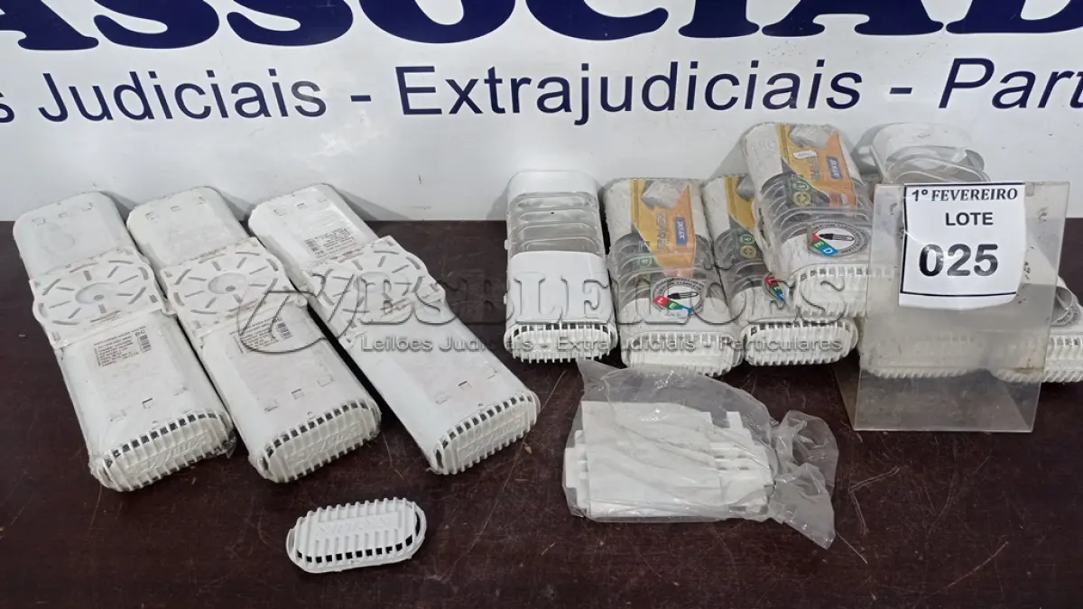 LOTE 025 - 01 LOTE COM 10 LUMINÁRIAS MARCA SKYLUX. (NO ESTADO) ATENÇÃO! FAZER A VISITAÇÃO ANTES DE ARREMATAR, NÃO SABEMOS SE FUNCIONA, LEILÃO NÃO TEM GARANTIA E NEM DEVOLUÇÃO, SUJEITO A POSSÍVEIS AVARIAS VISÍVEIS/OCULTAS E/OU AUSÊNCIA DE COMPONENTES.