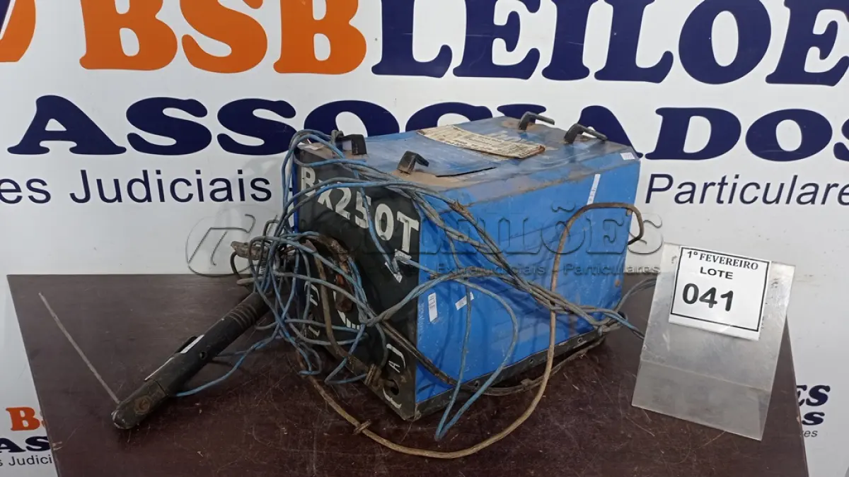 LOTE 041 - 01 MÁQUINA DE SOLDA BX250T. (NO ESTADO) ATENÇÃO! FAZER A VISITAÇÃO ANTES DE ARREMATAR, NÃO SABEMOS SE FUNCIONA, LEILÃO NÃO TEM GARANTIA E NEM DEVOLUÇÃO, SUJEITO A POSSÍVEIS AVARIAS VISÍVEIS/OCULTAS E/OU AUSÊNCIA DE COMPONENTES.
