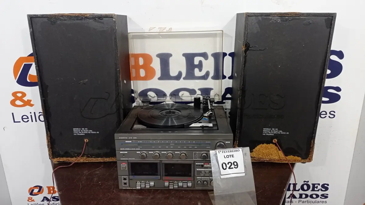 LOTE 029 - 01 APARELHO DE SOM ESTÉREO INTEGRADO 3X1 MODELO ATR 200 MARCA SANYO E 02 CAIXAS DE SOM SB-92. (NO ESTADO) ATENÇÃO! FAZER A VISITAÇÃO ANTES DE ARREMATAR, NÃO SABEMOS SE FUNCIONA, LEILÃO NÃO TEM GARANTIA E NEM DEVOLUÇÃO, SUJEITO A POSSÍVEIS AVARIAS VISÍVEIS/OCULTAS E/OU AUSÊNCIA DE COMPONENTES.