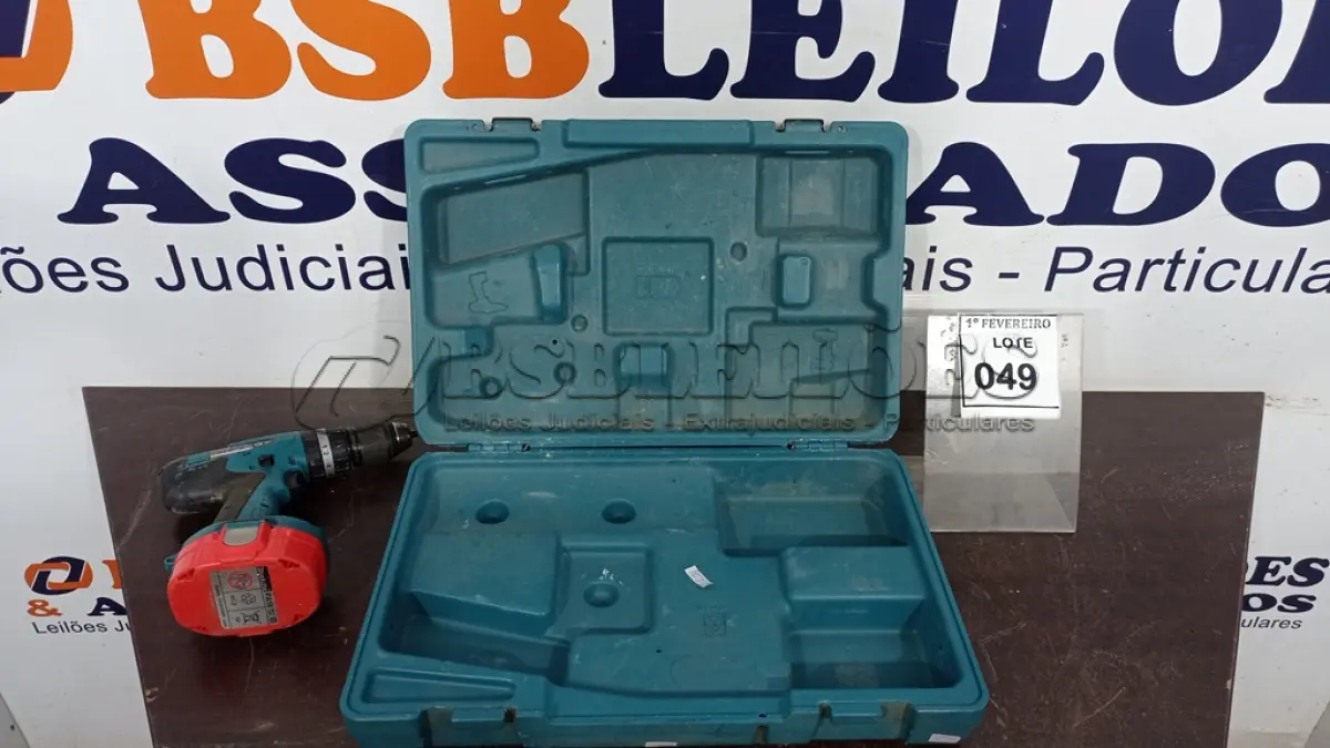 LOTE 049 - 01 PARAFUSADEIRA COM 01 BATERIA E MALETA 18V MARCA MAKITA. (NO ESTADO) ATENÇÃO! FAZER A VISITAÇÃO ANTES DE ARREMATAR, NÃO SABEMOS SE FUNCIONA, LEILÃO NÃO TEM GARANTIA E NEM DEVOLUÇÃO, SUJEITO A POSSÍVEIS AVARIAS VISÍVEIS/OCULTAS E/OU AUSÊNCIA DE COMPONENTES.