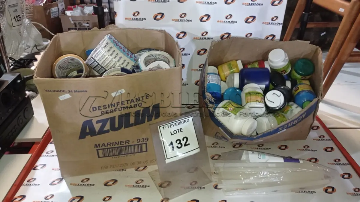 LOTE 132 - 01 LOTE COM GRANDE QUANTIDADE DE TINTAS GUACHE E FITAS ADESIVAS. (NO ESTADO) ATENÇÃO! FAZER A VISITAÇÃO ANTES DE ARREMATAR, NÃO SABEMOS SE FUNCIONA, LEILÃO NÃO TEM GARANTIA E NEM DEVOLUÇÃO, SUJEITO A POSSÍVEIS AVARIAS VISÍVEIS/OCULTAS E/OU AUSÊNCIA DE COMPONENTES.