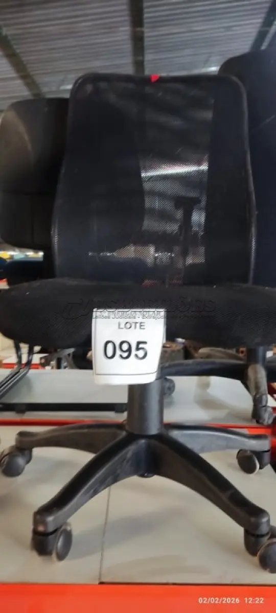 LOTE 095 - 01 CADEIRA GIRATÓRIA PARA ESCRITÓRIO. (NO ESTADO) ATENÇÃO! FAZER A VISITAÇÃO ANTES DE ARREMATAR, NÃO SABEMOS SE FUNCIONA, LEILÃO NÃO TEM GARANTIA E NEM DEVOLUÇÃO, SUJEITO A POSSÍVEIS AVARIAS VISÍVEIS/OCULTAS E/OU AUSÊNCIA DE COMPONENTES.