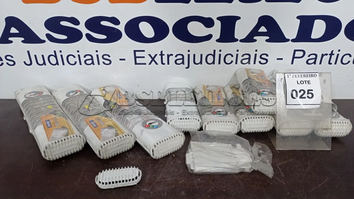 LOTE 025 - 01 LOTE COM 10 LUMINÁRIAS MARCA SKYLUX. (NO ESTADO) ATENÇÃO! FAZER A VISITAÇÃO ANTES DE ARREMATAR, NÃO SABEMOS SE FUNCIONA, LEILÃO NÃO TEM GARANTIA E NEM DEVOLUÇÃO, SUJEITO A POSSÍVEIS AVARIAS VISÍVEIS/OCULTAS E/OU AUSÊNCIA DE COMPONENTES.